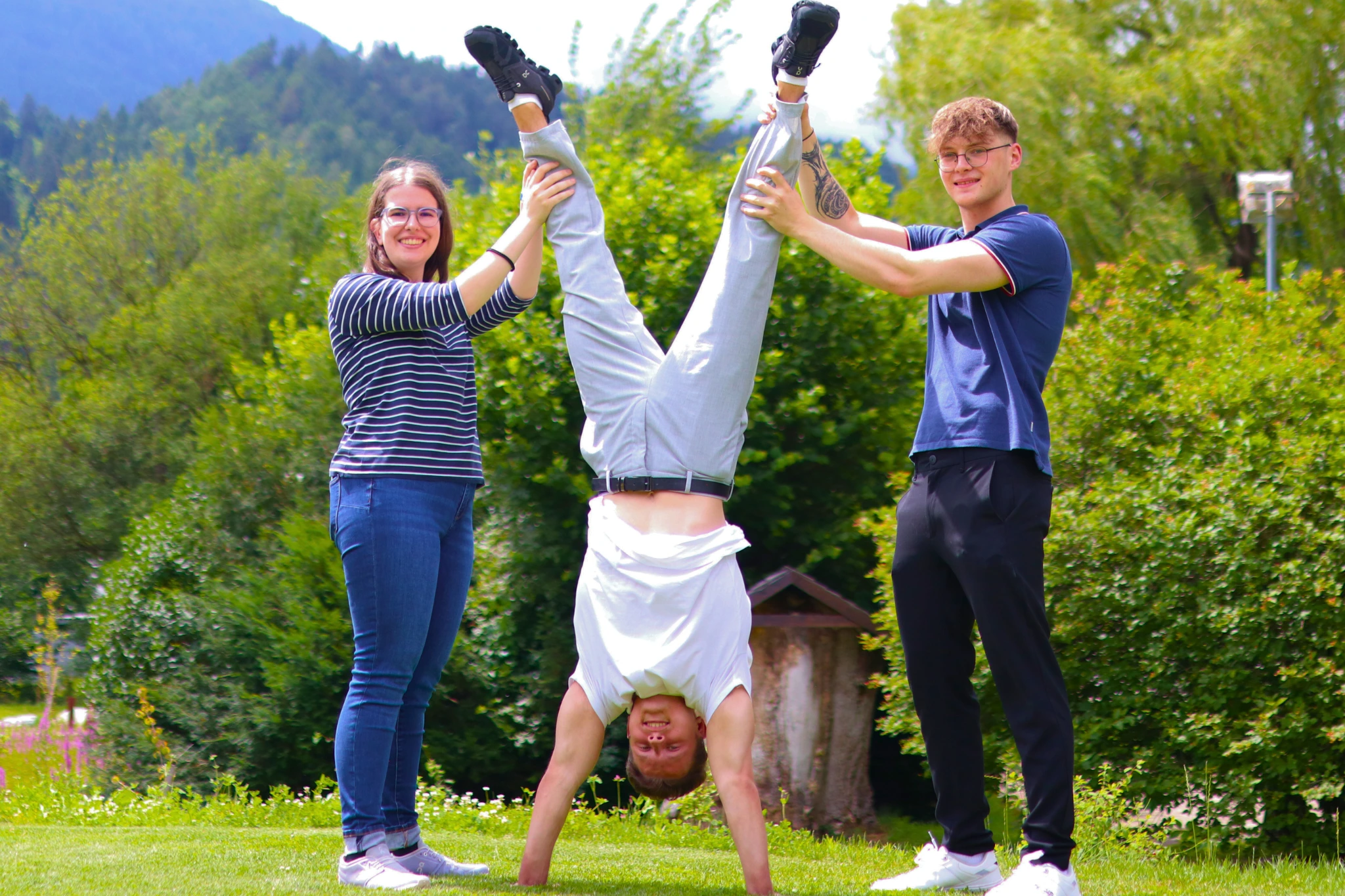 Lehrlinge Handstand hollu